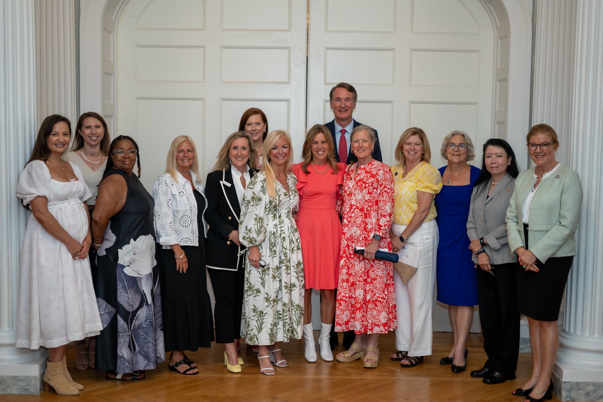 Femmes à côté du gouverneur